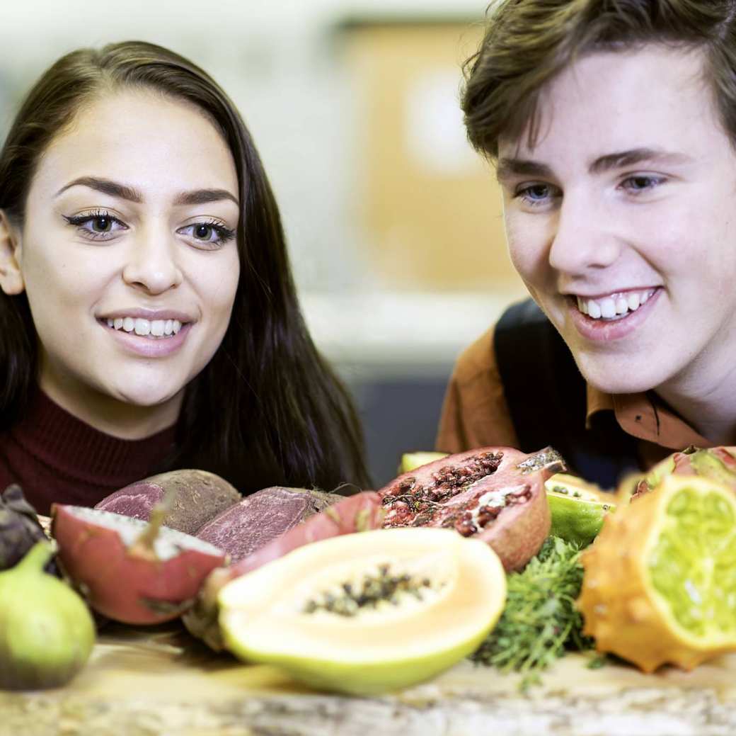 kijken op dienblad met gezonde voeding