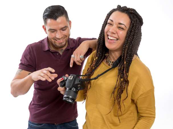 jongen en meisje lachend met fotocamera