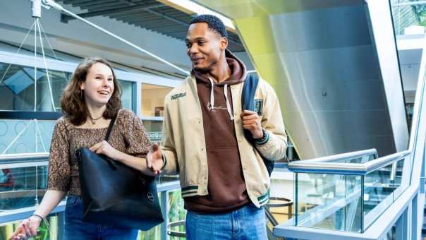 Studenten lopen op de trap op de HAN in Nijmegen