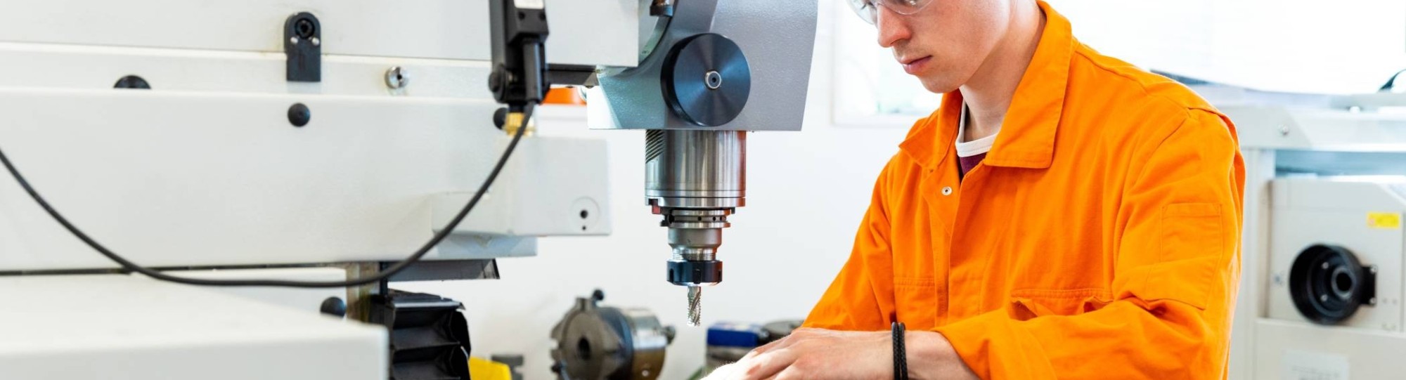 Mechanical Engineering - Werktuigbouwkunde - student working behind a machine in the lab