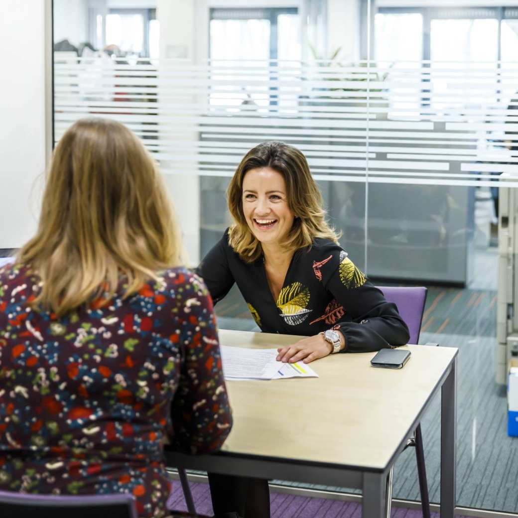 en-student-gesprek-overleg