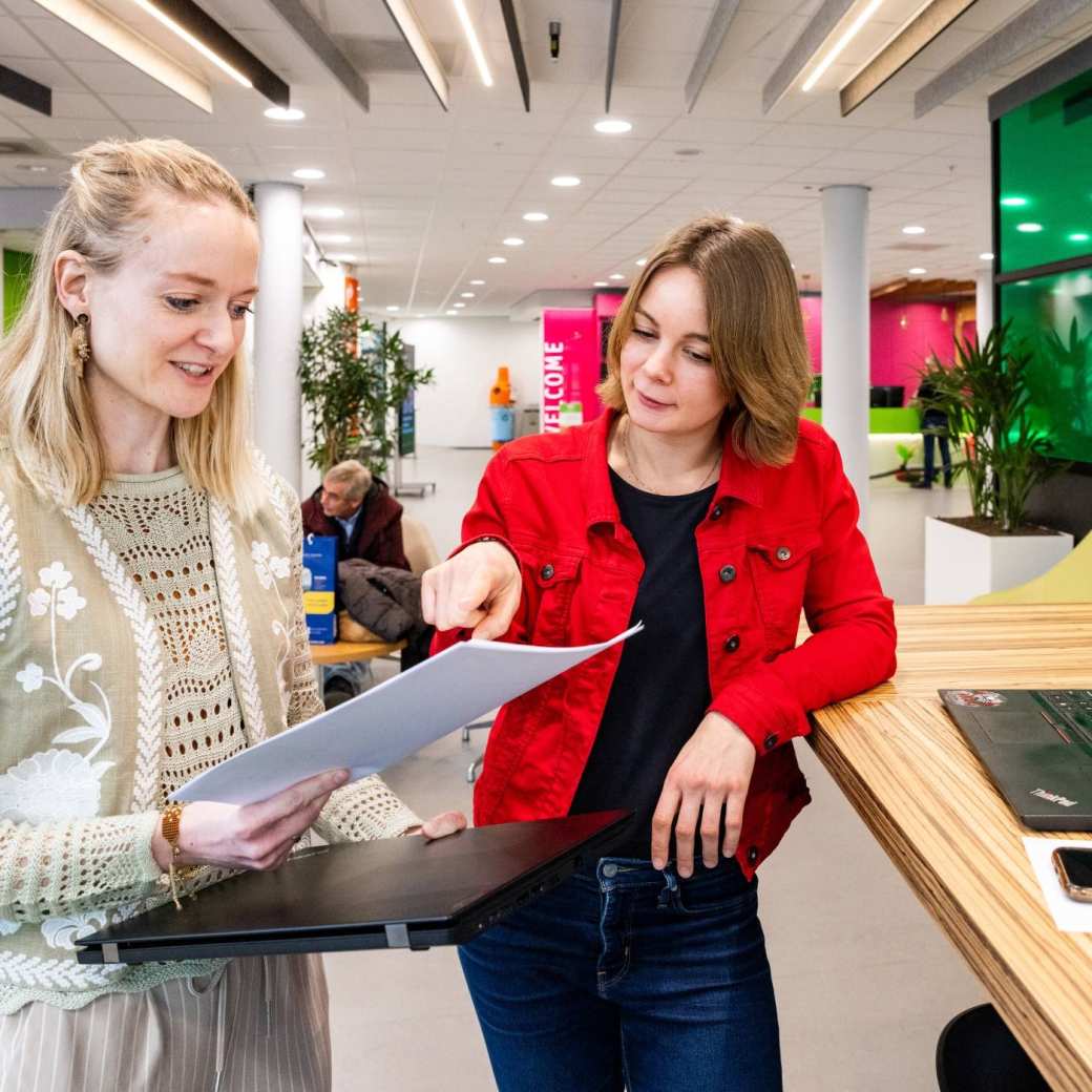 Een student van logistiek duaal in gesprek met een adviseur van HAN Employment