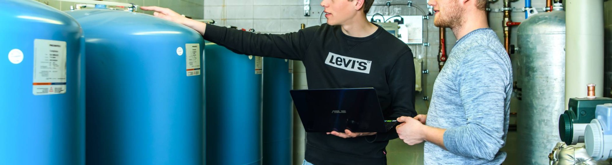 gebouwgebonden installatietechniek warmtepomp studenten laptop