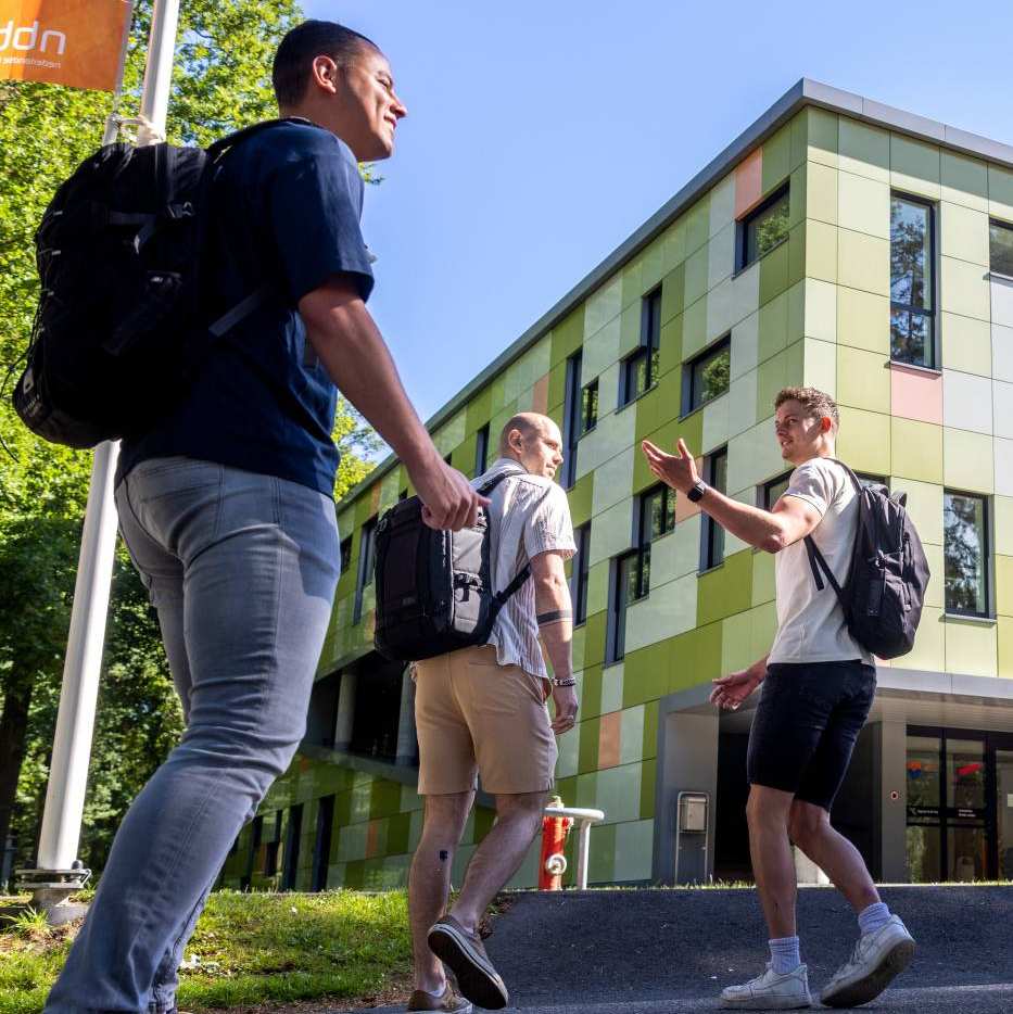 master sport- en beweeginnovatie voltijd staande foto op papendal tristan en antonio en justin lopen buiten gebouw 2022