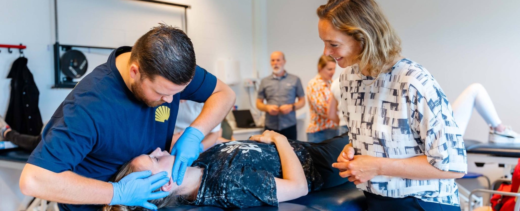 Docent MMR geeft instructie aan studenten (orofaciaal)