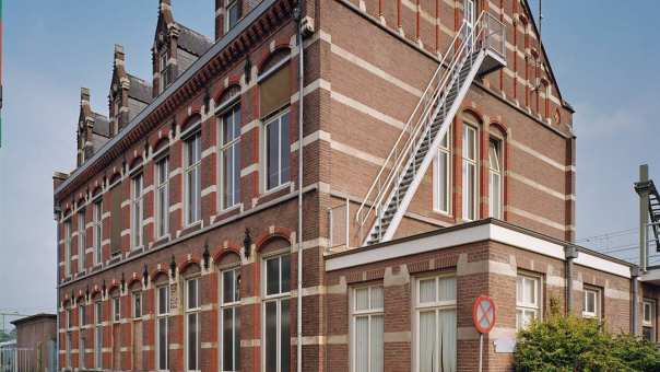 Herbestemmen en verduurzamen van gebouwen gebouw spoorstaaf