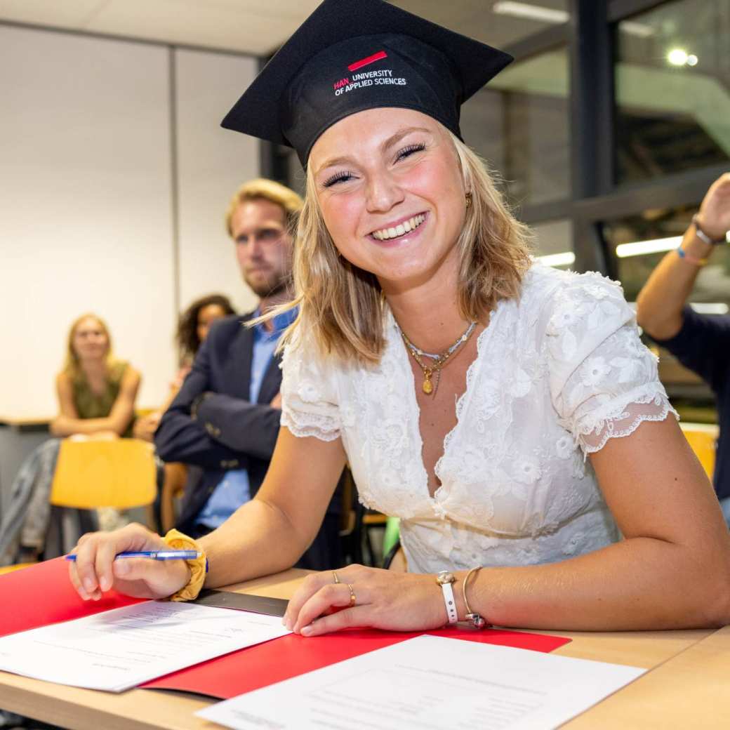 uitreiking diploma Pam Lippmann