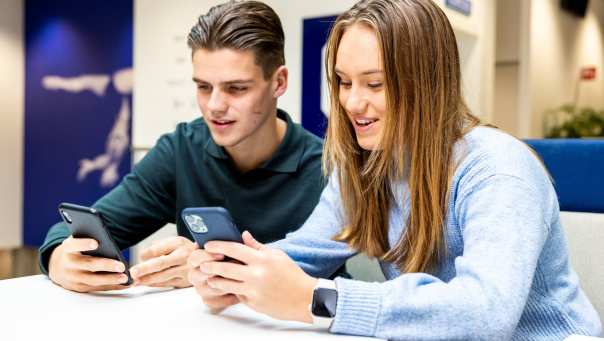 sportkunde sportqube 2 studenten op telefoon1 2023