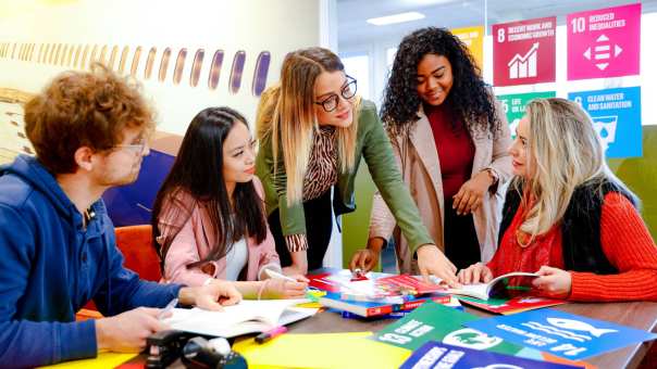 Internationale studenten overleggen met global goals