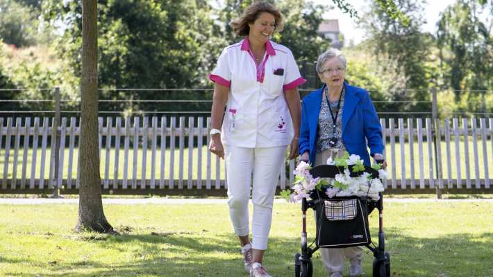 wijkverpleging-thuiszorg wandelen met vrouw