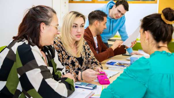 De studenten overleggen in de klas. 