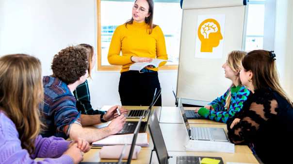 Docent en leercoach Marieke geeft uitleg aan studenten Logopedie