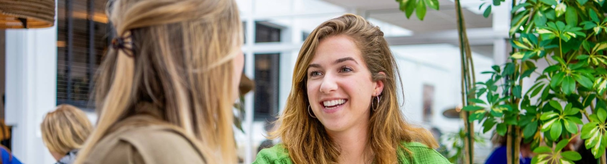 Studenten studeren samen en lachen naar elkaar. 