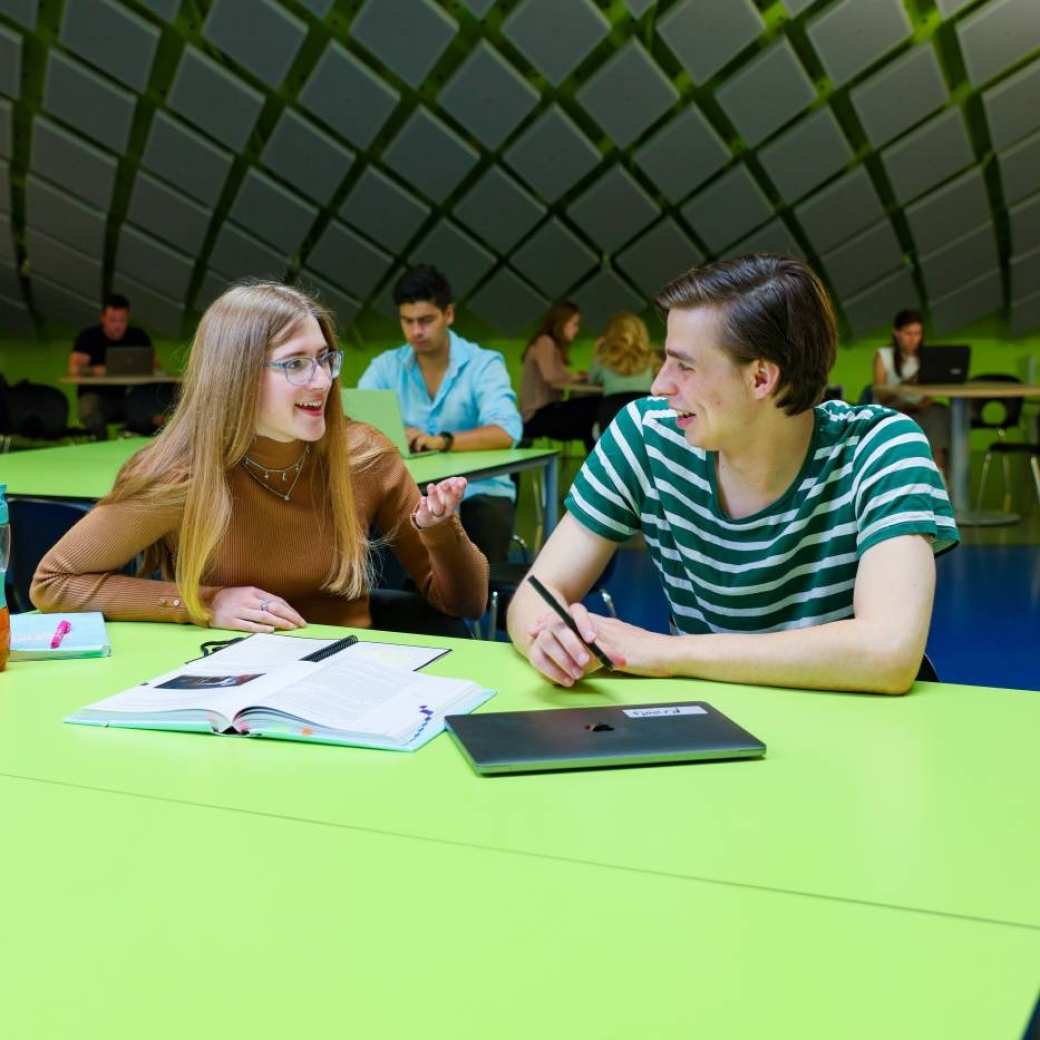 Studenten hbo Bedrijfskunde overleggen aan tafel