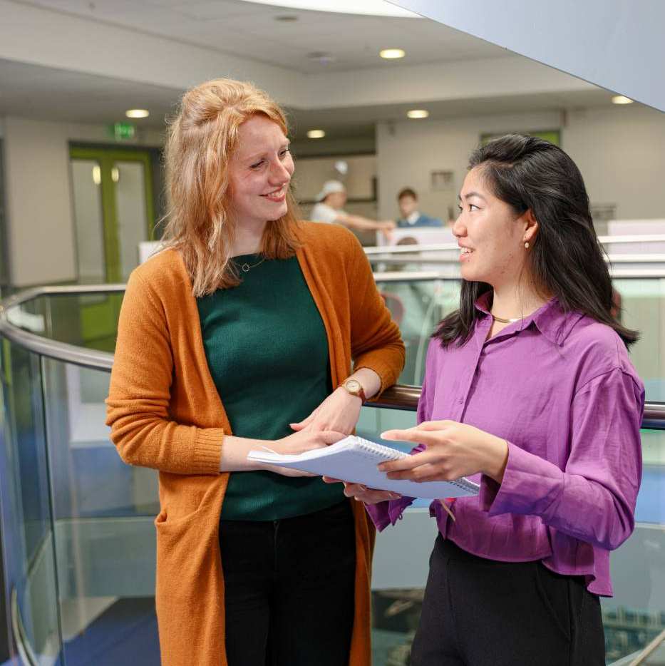 Toegepaste Psychologie, docent in gesprek met student, foto 2495