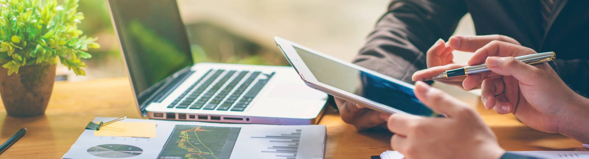 Stockfoto met laptop, papieren en financiÃ«n voor publicatie van het associate lectoraat Sustainable Finance & Tax van AFEM.