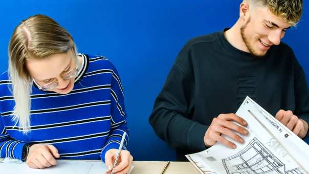 studenten werken aan hun bouwtekeningen