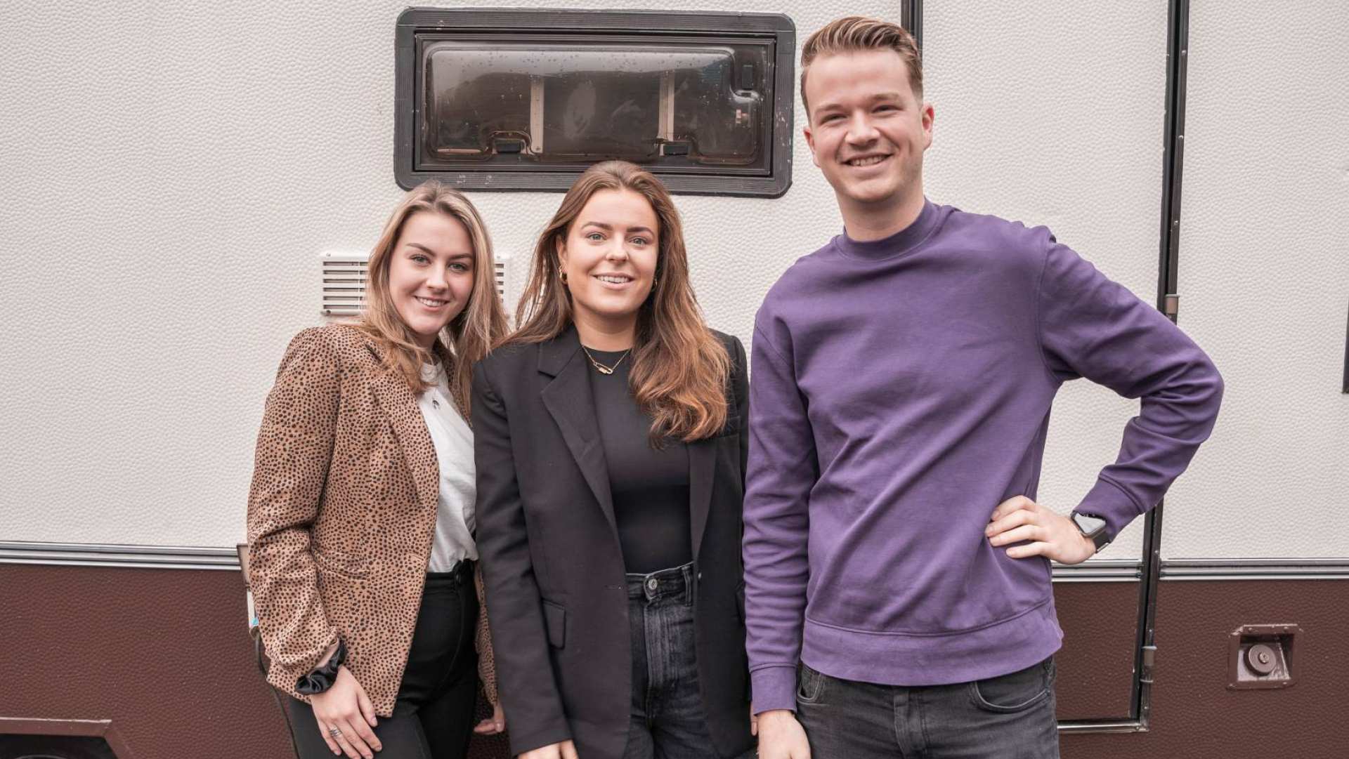 Studenten gaan in gesprek met Eva over de opleiding L&D.