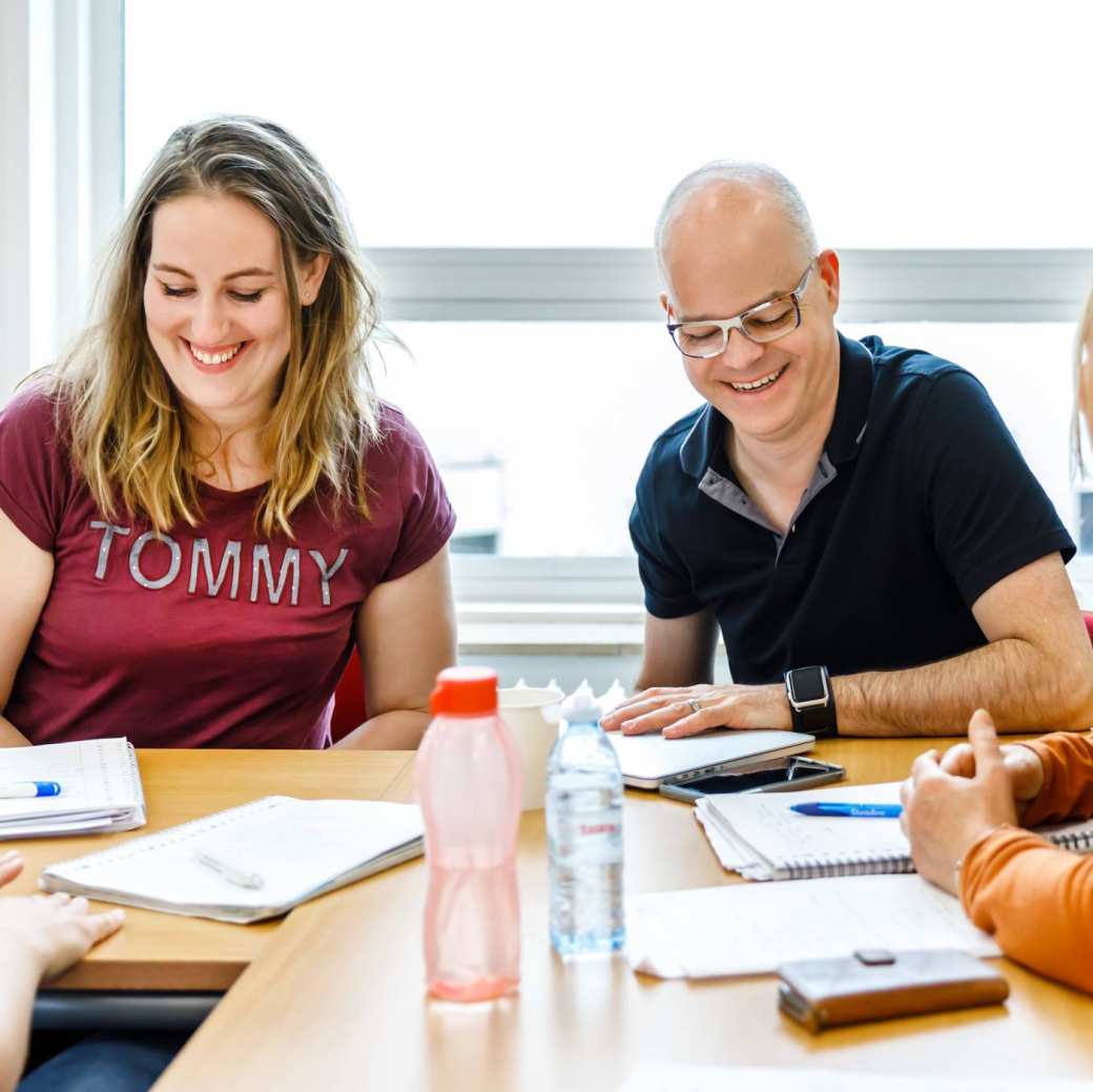 Studenten zijn aan het overleggen aan een tafel