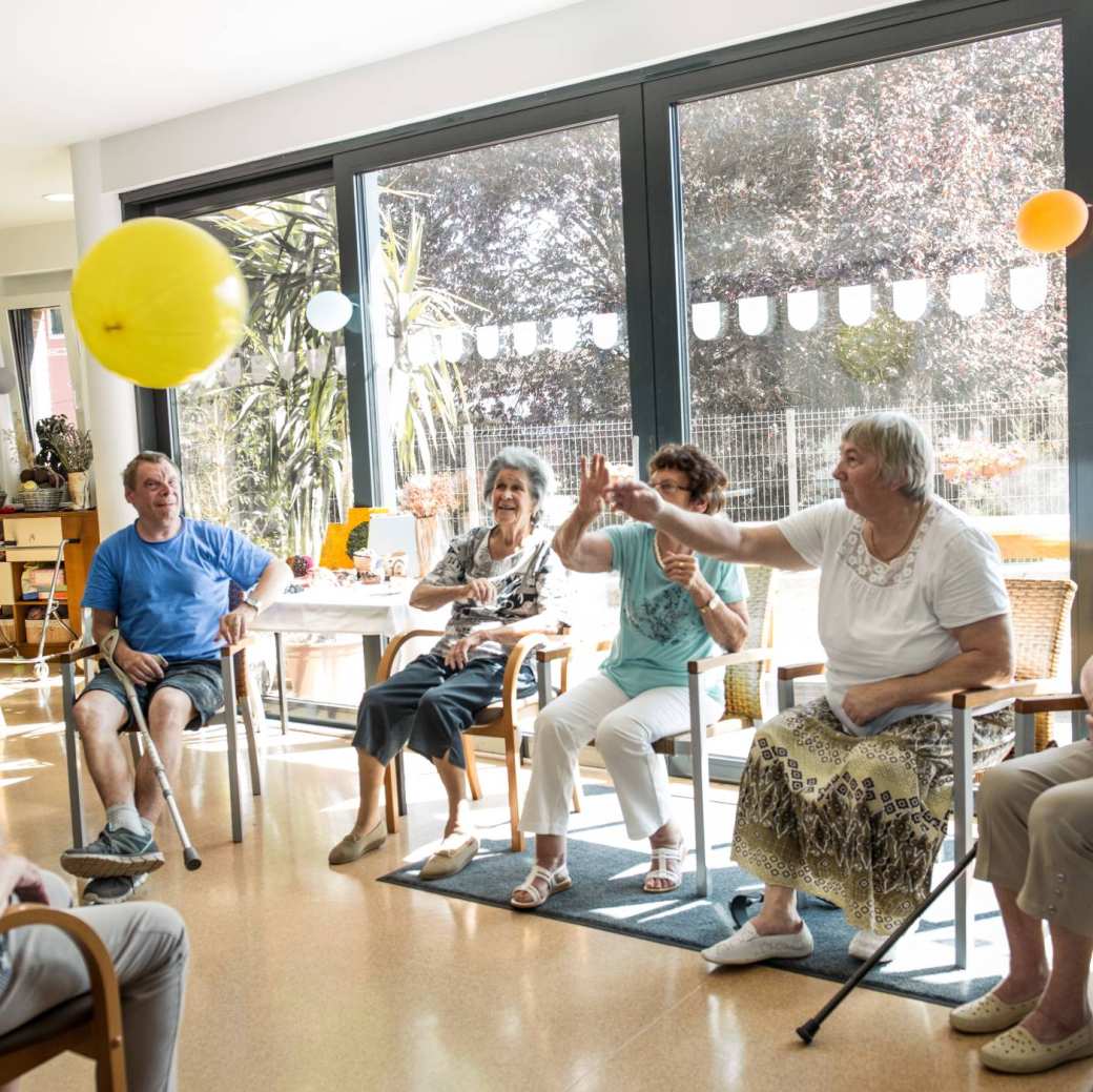 ouderen die deelnemen aan groepsactiviteiten