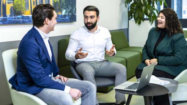 Foto van post-hbo-studenten van de financiële HAN-opleidingen (Academie Financieel Economisch Management)