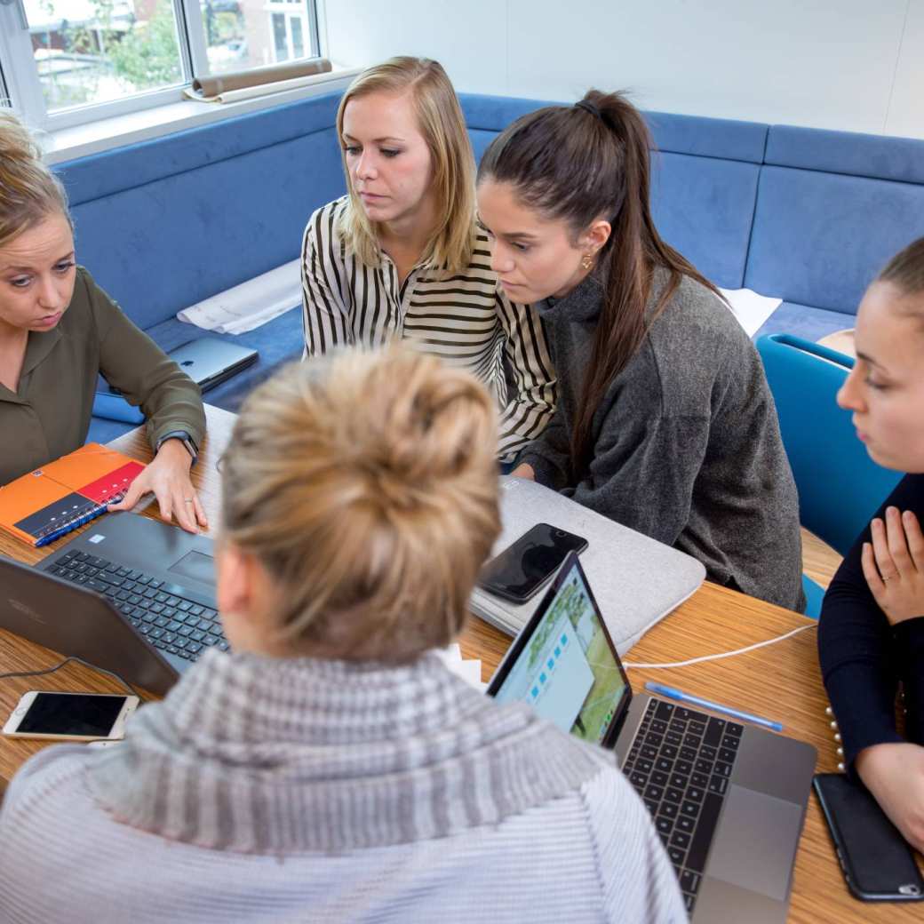 samen met studenten aan het werk