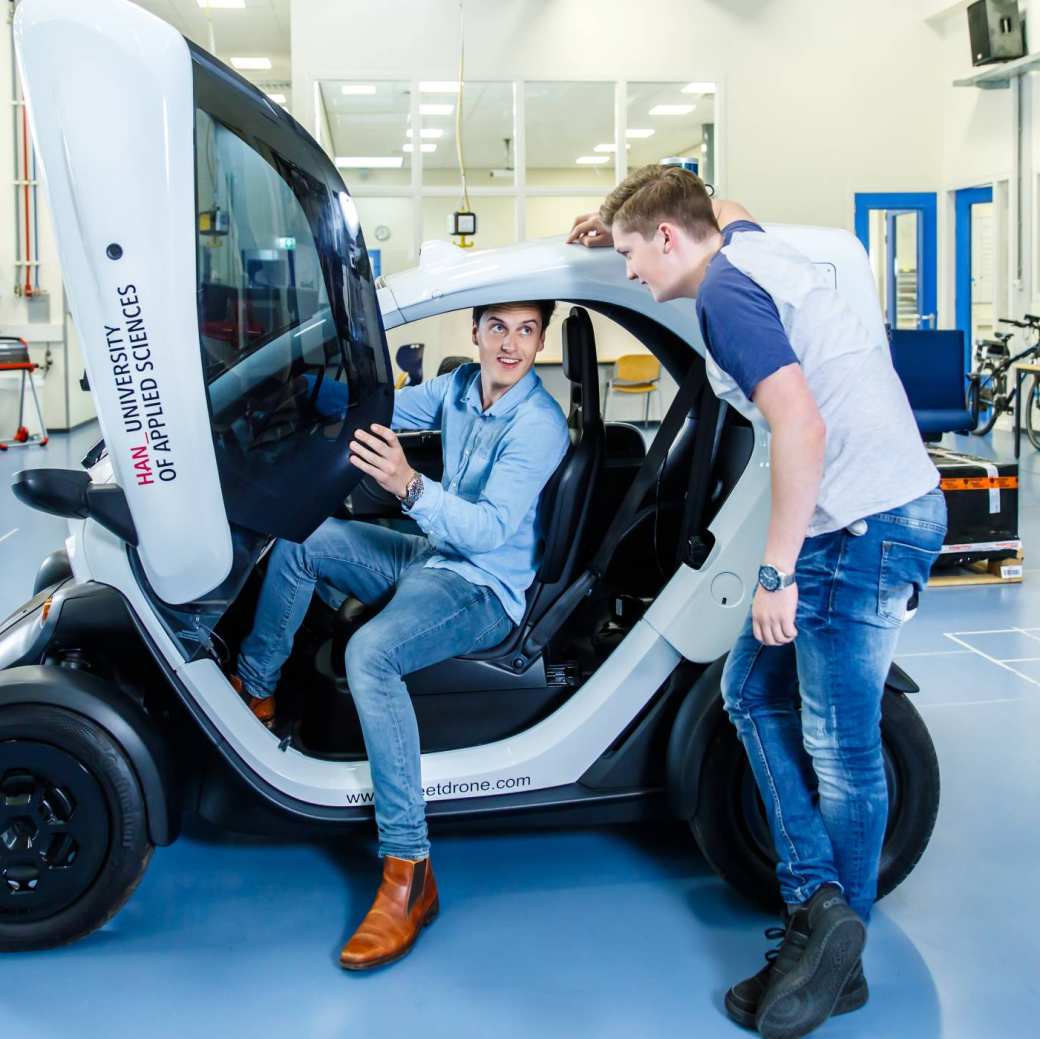 Studenten in automotive lab streetdrone