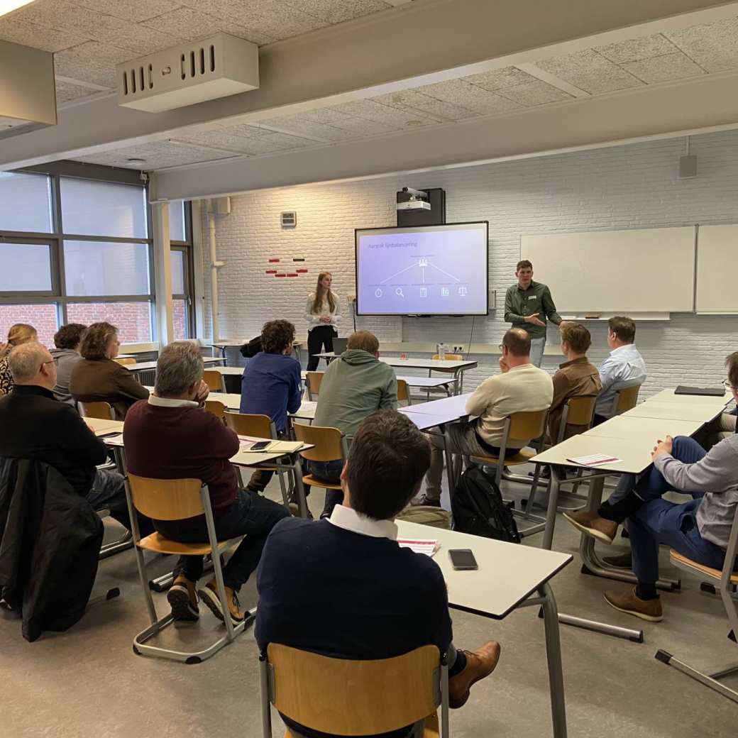 Twee studenten presenteren hun verbeterproject tijdens het HAN Lean Event