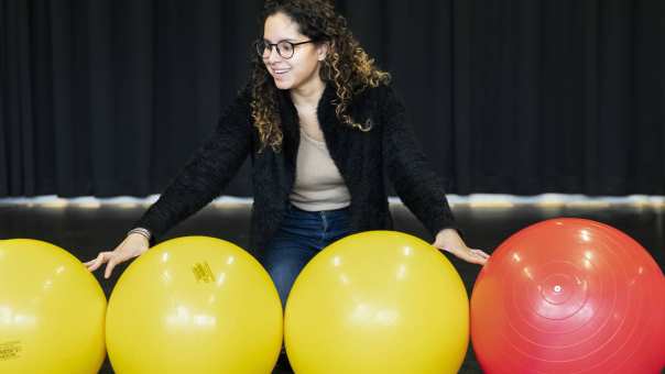 student psychomotorische therapie met ballen