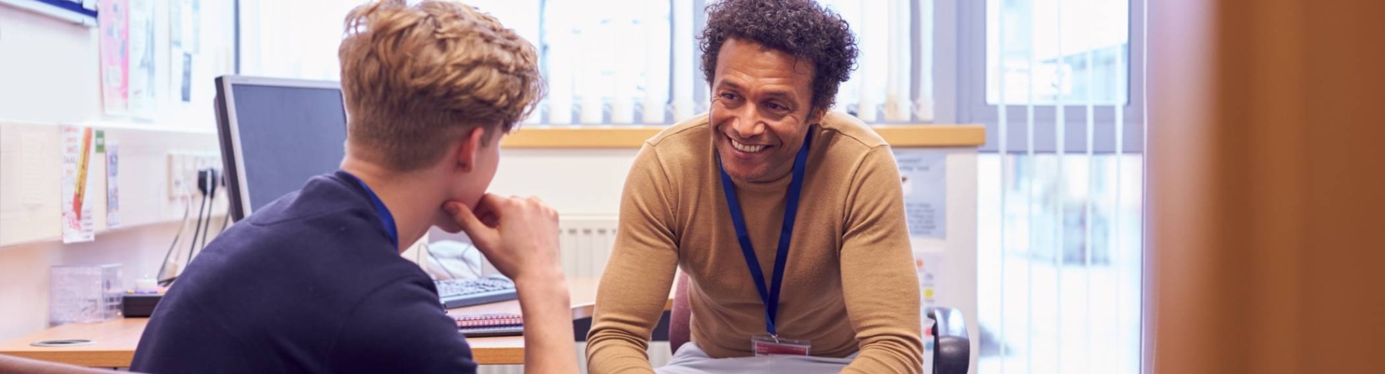 Mannelijke pedagoog aan het werk. Pedagogiek. Stockfoto voor Nieuwsartikel.