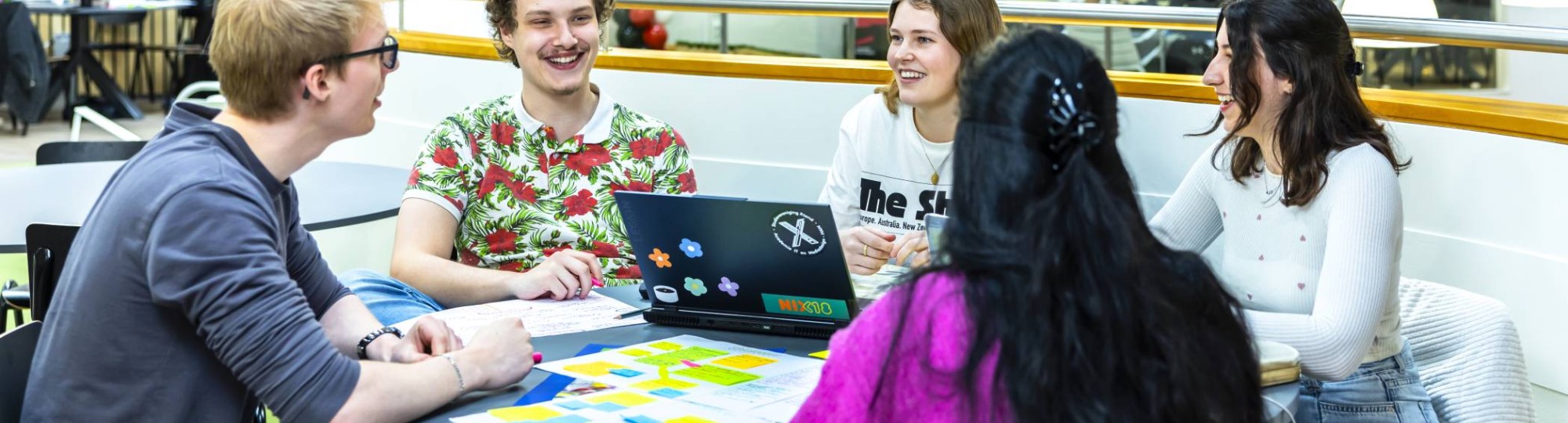 2 studenten HBO-ICT werken aan een robotopstelling