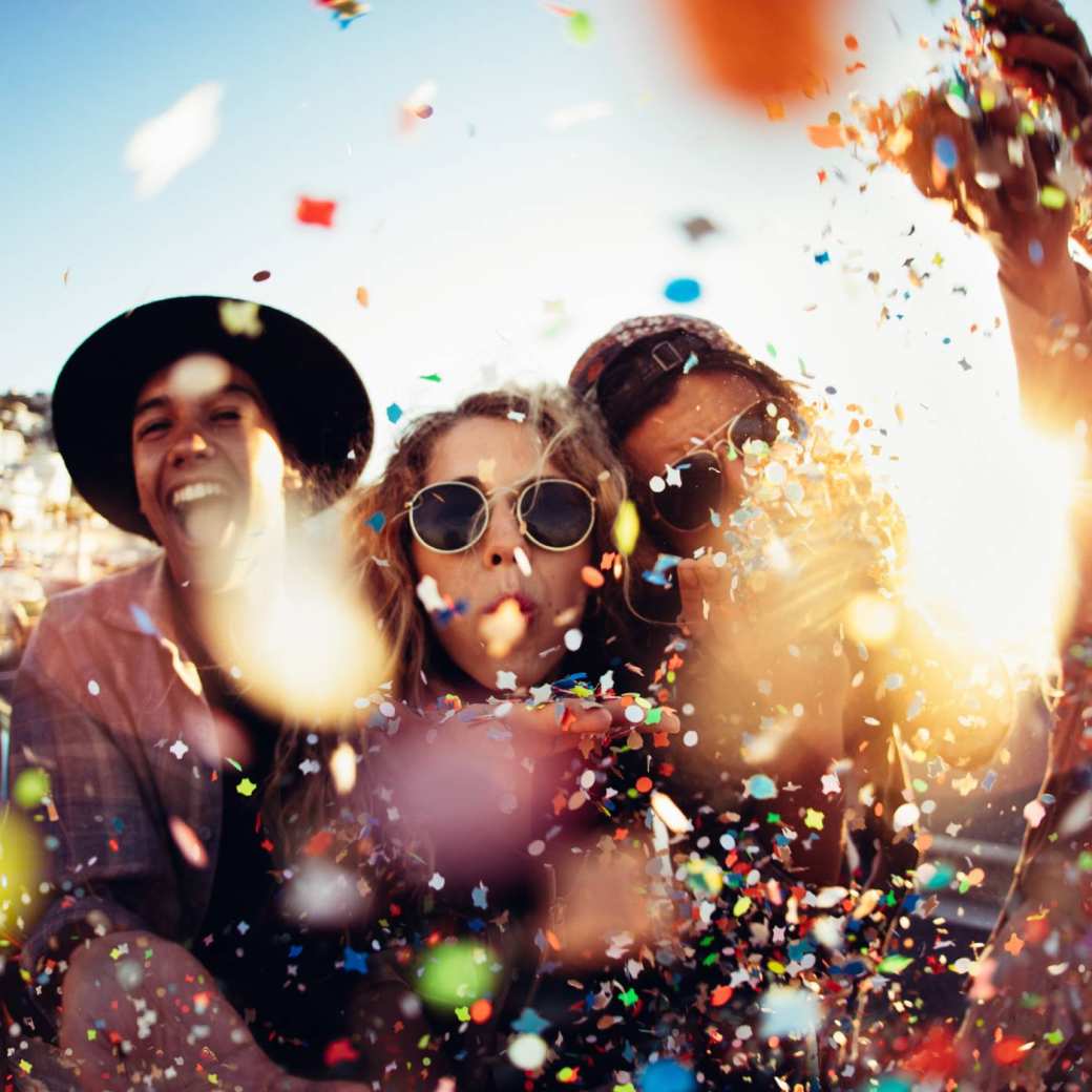 Feestvierende studenten in een zonnige setting