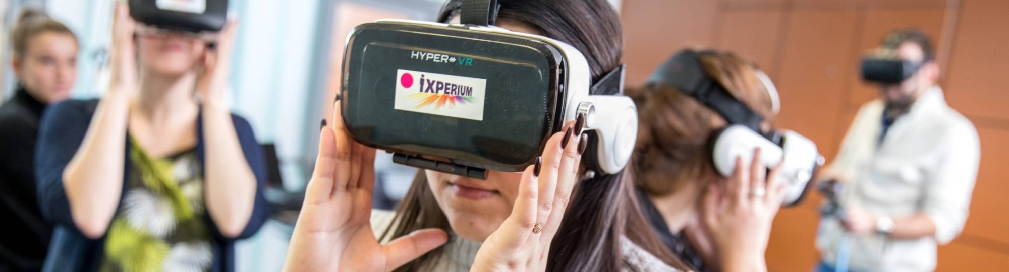 studenten met VR-bril op