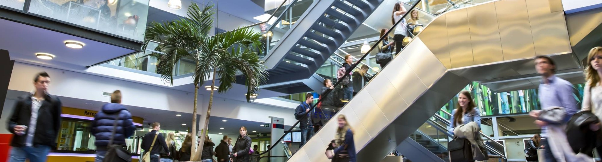 de roltrap van het HAN gebouw in Nijmegen