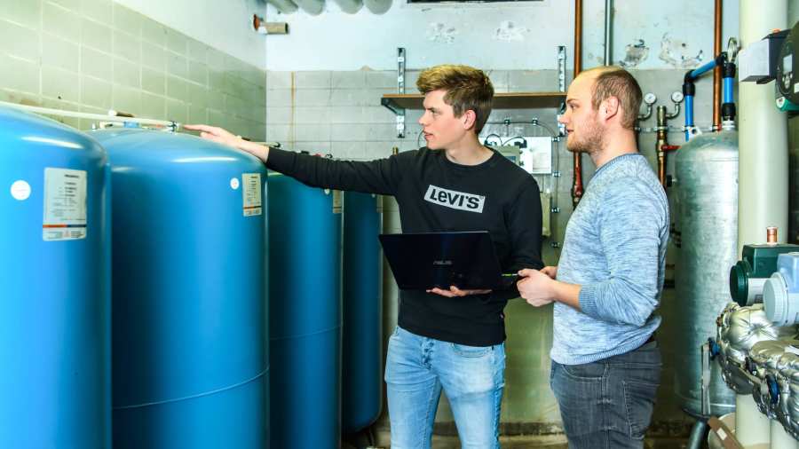 gebouwgebonden installatietechniek warmtepomp studenten laptop