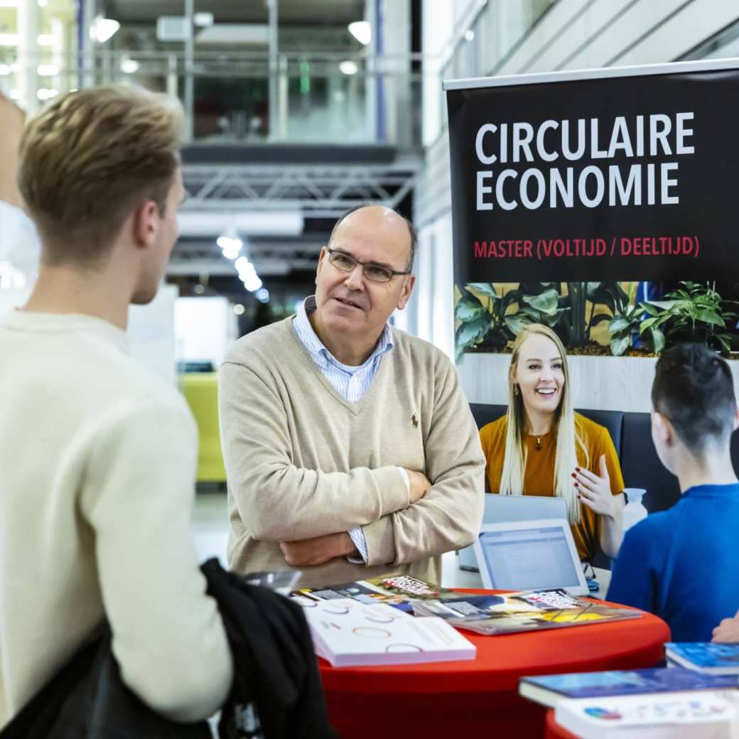 Open Avond Arnhem. Bezoekers master circulaire economie op informatiemarkt Ruitenberglaan 31, Arnhem