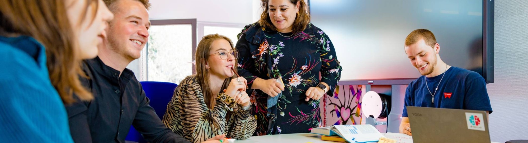 meerdere studenten van learning and development aan het praten samen met een docent