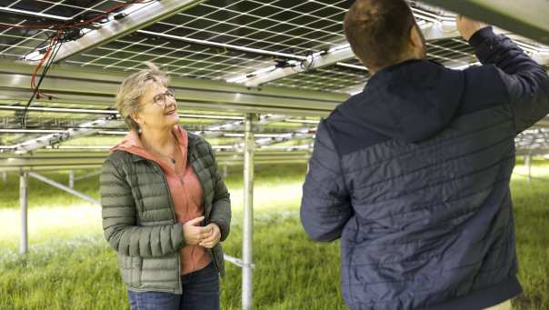 man en vrouw bezig met energiepanelen