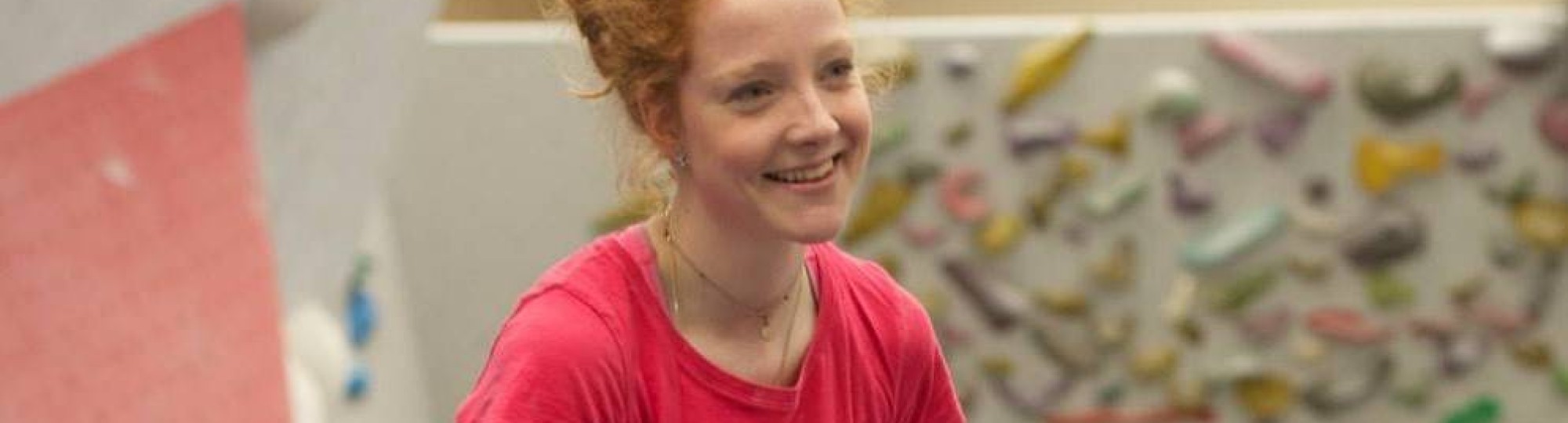 Eva Vink rode krullen en rood t-shirt in boulder hall 