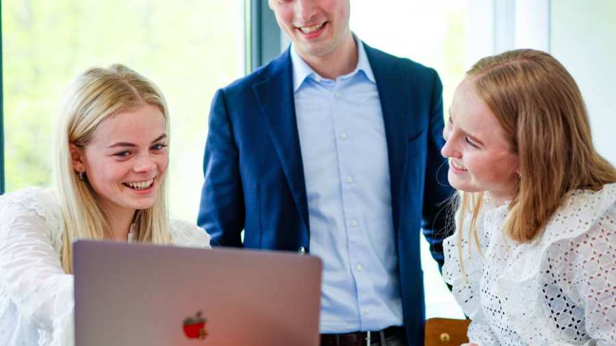 Human Resource Management HRM, foto 3244, docent geeft uitleg aan studenten, laptop