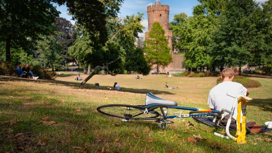 jongen met fiets in Kronenburgerpark