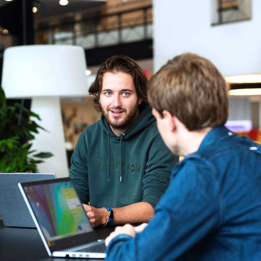 Kapittelweg 33 Nijmegen Ergotherapie studeren hbo opleiding laptop pauze jongens man