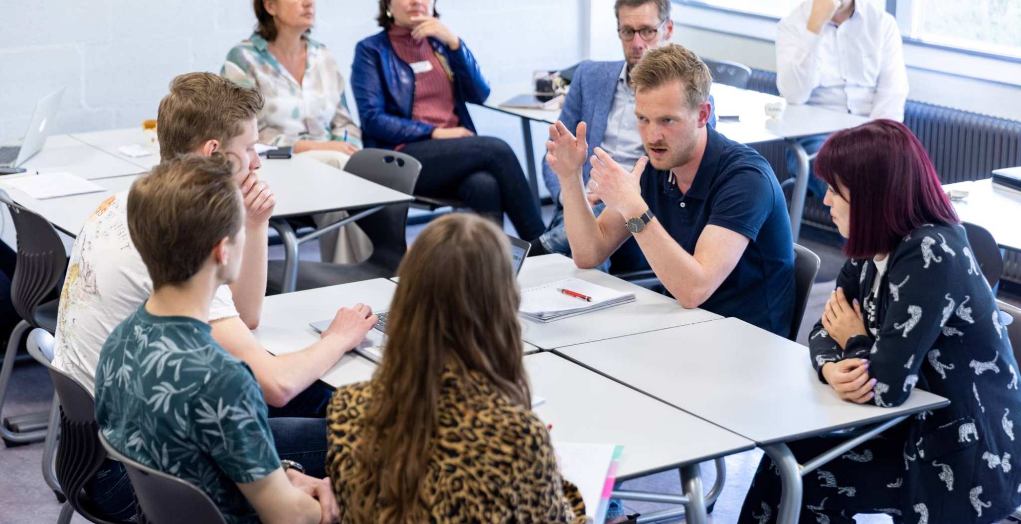 Studenten in gesprek over Digital Twin tijdens HAN Unexpected