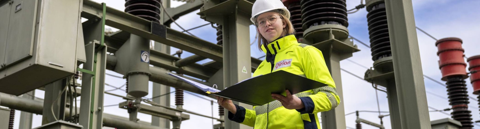 Oud-Studente Bianca Niekerk van de studie Elektrotechniek bij een transformator.