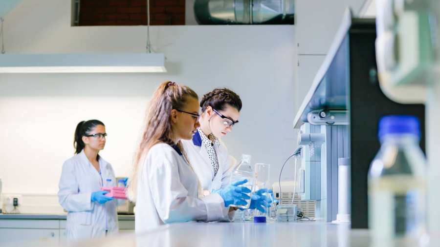 Studenten aan het werk in lab