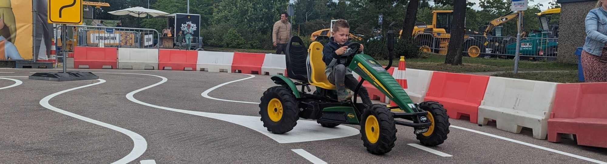 Jurrian van Moort op een skelter tijdens Wij bouwen de Toekomst in Harderwijk