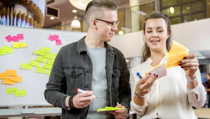 innovation studenten met sticky notes