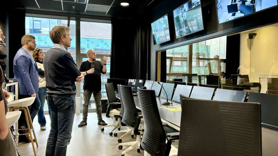 Foto van de rondleiding tijdens de eerste meet up van DEMAND met Saxion, Fontys en de HAN