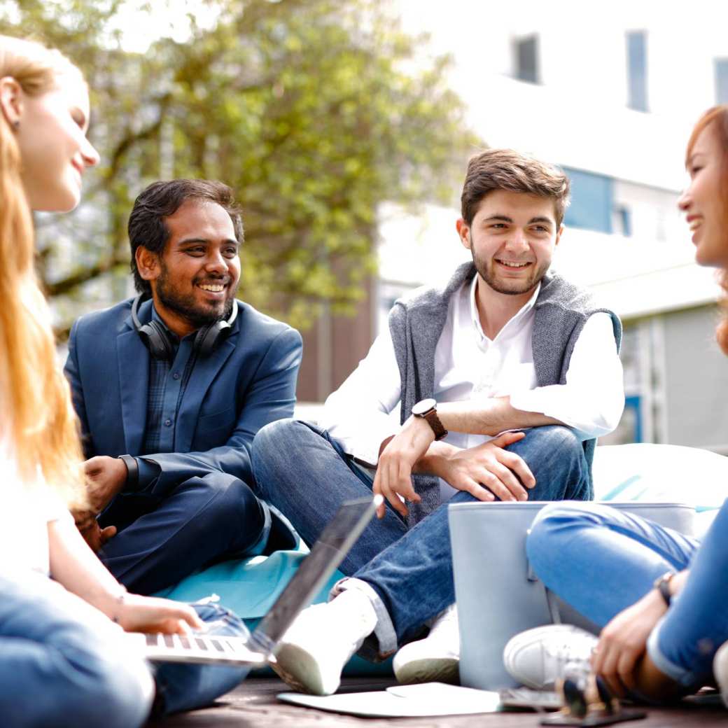 Groep studenten buiten in gesprek