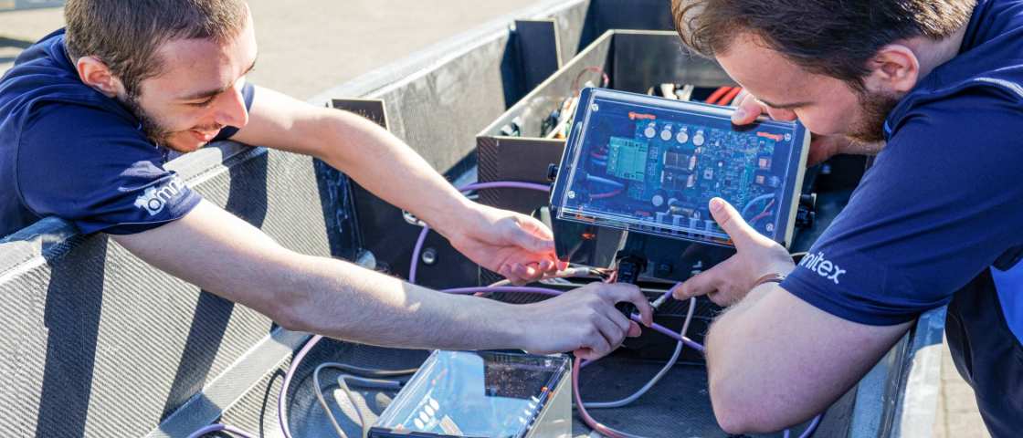 Engineering studenten Andreas en Ralf klussen in accubox HAN Solarboat